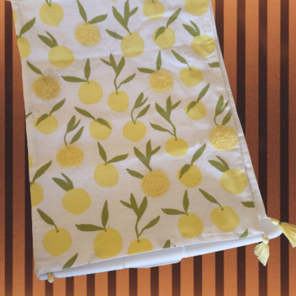 Lemon table Runner in perfect brand new condition! / bundle requirement